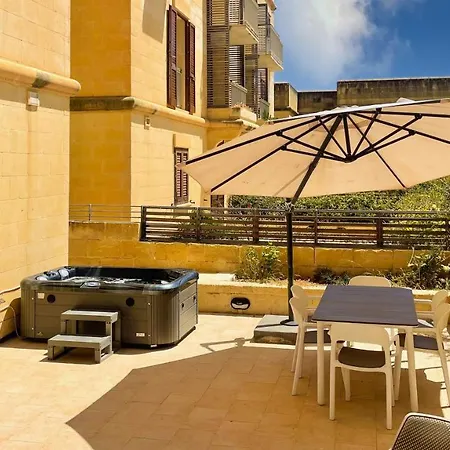 Gee9teen At Fort Chambray *