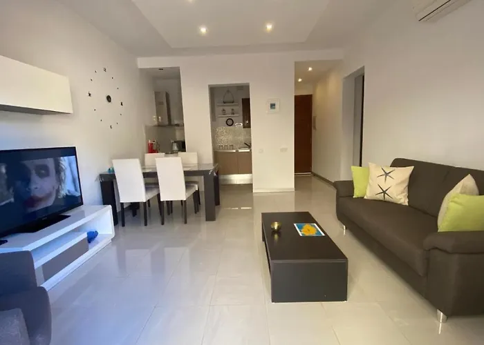 Gee9teen At Fort Chambray